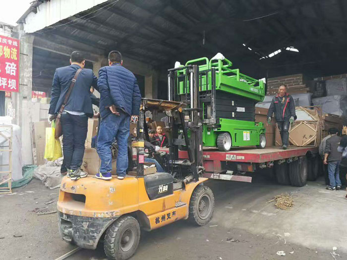 液压升降平台装车 液压升降平台装车